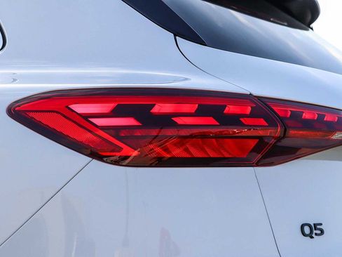 Used 2025 Audi Q5 Premium w/ Convenience Package image 12