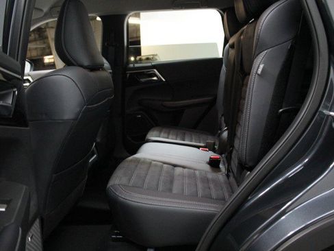 New 2025 Mitsubishi Outlander SE image 26