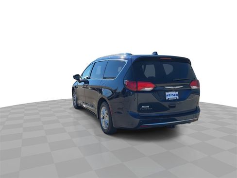 Used 2017 Chrysler Pacifica Touring-L Plus image 7