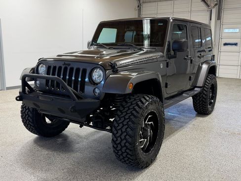 Used 2017 Jeep Wrangler Unlimited Sahara AWD/4WD image 8