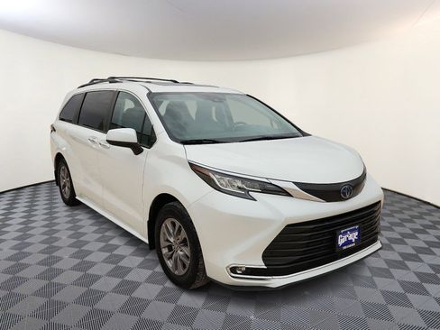Used 2023 Toyota Sienna XLE w/ XLE Plus Package FWD image 6