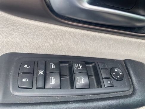 Used 2020 Chrysler Voyager Lxi FWD image 12