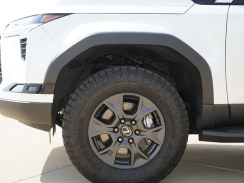 Used 2025 Lexus GX 550 AWD/4WD image 5