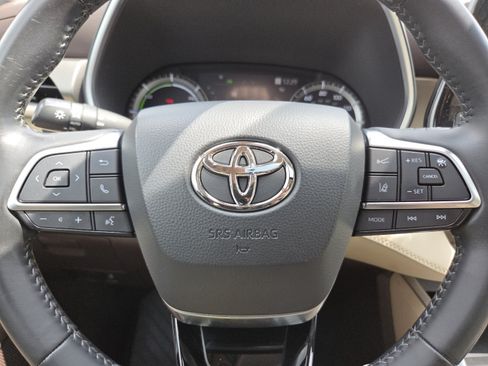 Used 2020 Toyota Highlander XLE AWD/4WD image 32