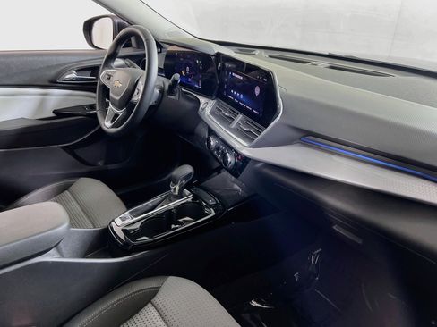 Used 2024 Chevrolet Trax LT w/ Sunroof Package FWD image 28