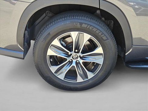 Used 2023 Toyota Highlander XLE FWD image 21