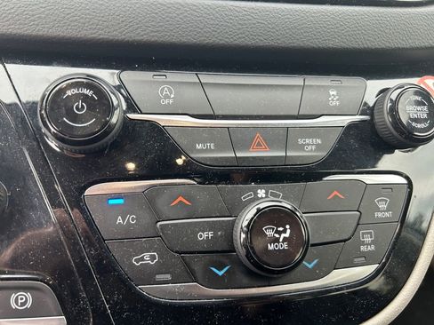 Certified 2022 Chrysler Voyager LX FWD image 25