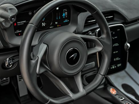 Used 2025 McLaren Artura Spider RWD image 25