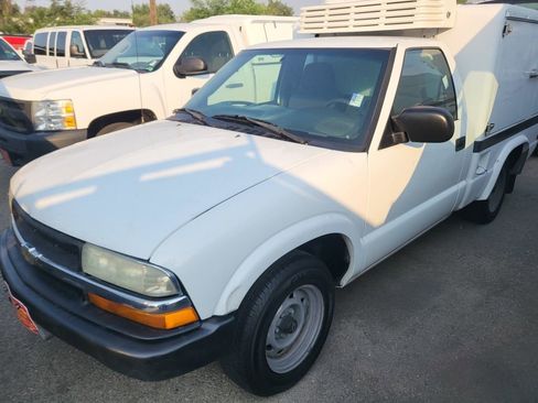 Used 2003 Chevrolet S10 Pickup 2WD Regular Cab image 2