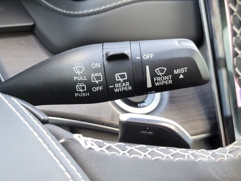 Used 2022 Jeep Grand Cherokee Overland w/ Luxury Tech Group IV AWD/4WD image 15