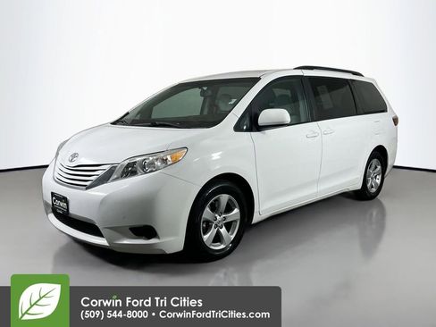 Used 2016 Toyota Sienna LE image 5