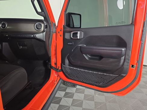 Used 2018 Jeep Wrangler Unlimited Rubicon w/ Dual Top Group AWD/4WD image 32