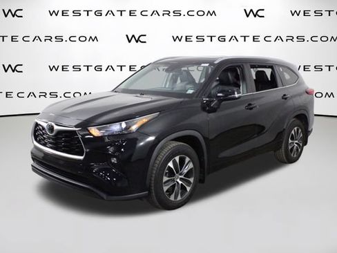 Used 2023 Toyota Highlander XLE FWD image 1