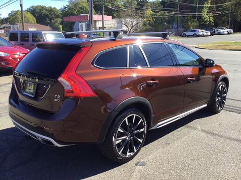 Used 2017 Volvo V60 T5 Cross Country w/ Climate Package image 5