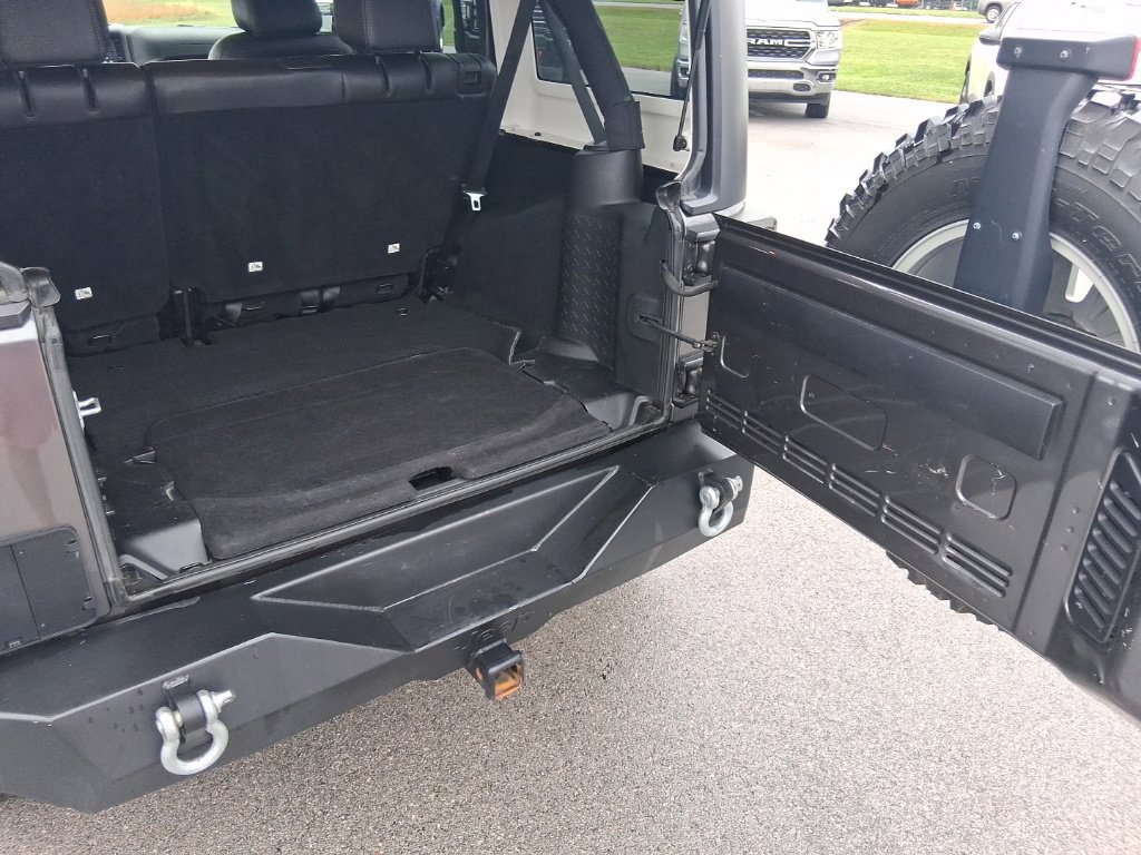 Used 2016 Jeep Wrangler Unlimited Rubicon w/ Connectivity Group AWD/4WD image 27