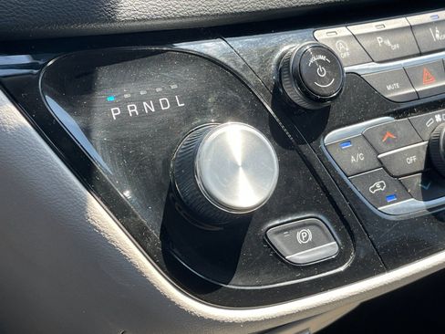 Used 2024 Chrysler Pacifica Touring-L FWD image 24