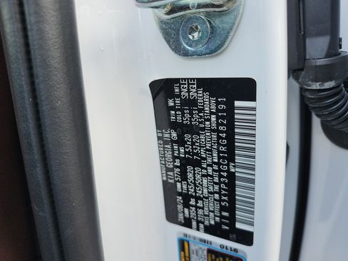 Used 2024 Kia Telluride EX w/ EX Captain's Chair Package FWD image 22