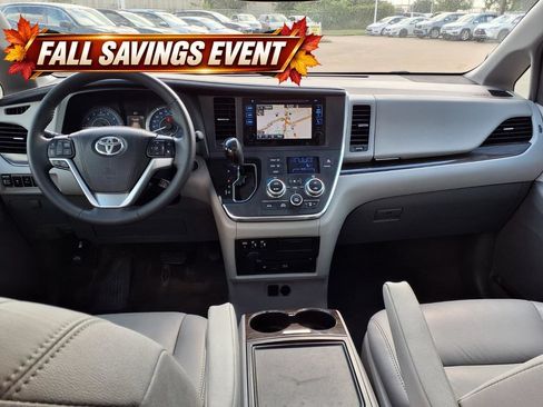 Used 2017 Toyota Sienna XLE Premium FWD image 9