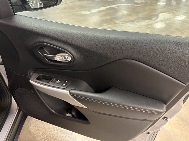 Used 2018 Jeep Cherokee Latitude Plus w/ Comfort/Convenience Group FWD image 47
