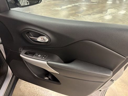 Used 2018 Jeep Cherokee Latitude Plus w/ Comfort/Convenience Group FWD image 47