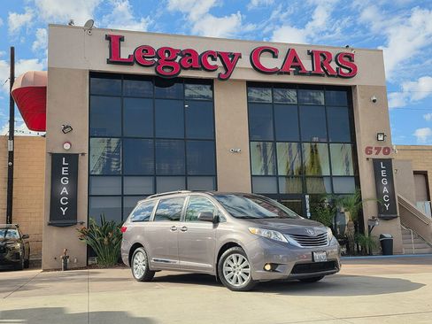 Used 2017 Toyota Sienna XLE image 2