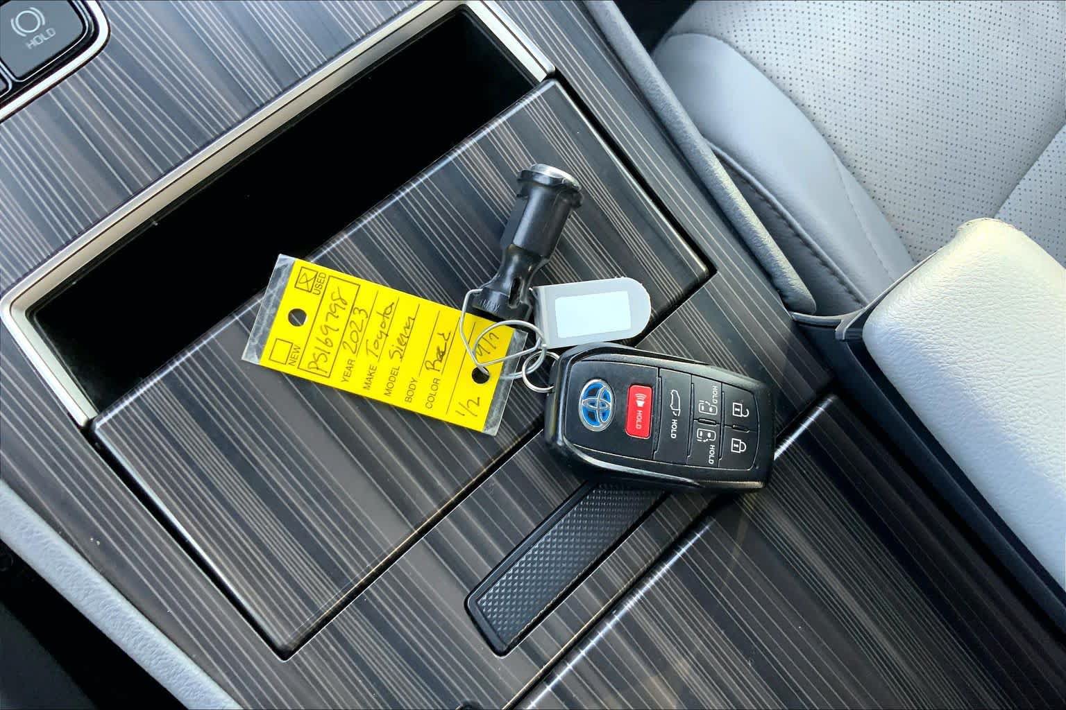Used 2023 Toyota Sienna Limited FWD image 15