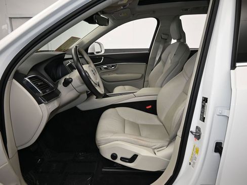 Used 2020 Volvo XC90 T5 Momentum w/ Protection Package Premier image 11