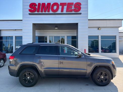 Used 2017 Jeep Grand Cherokee Laredo w/ Quick Order Package 23E AWD/4WD image 1