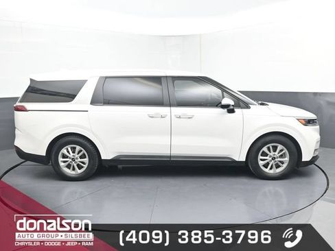 Used 2024 Kia Carnival LX FWD image 2