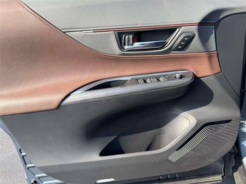 Used 2022 Toyota Venza XLE image 17