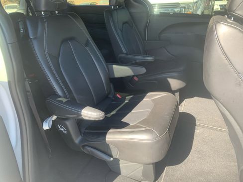 Used 2025 Chrysler Pacifica Select FWD image 10