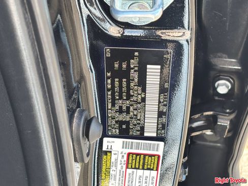 Used 2024 Toyota Highlander LE AWD/4WD image 32