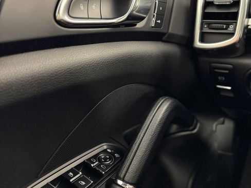 Used 2018 Porsche Cayenne AWD/4WD image 12