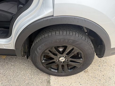 Used 2018 Ford Explorer XLT image 26