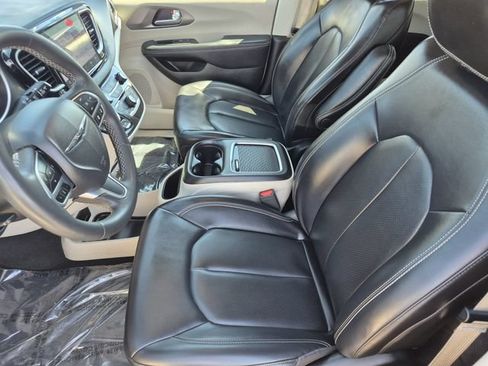 Used 2023 Chrysler Pacifica Touring-L FWD image 19