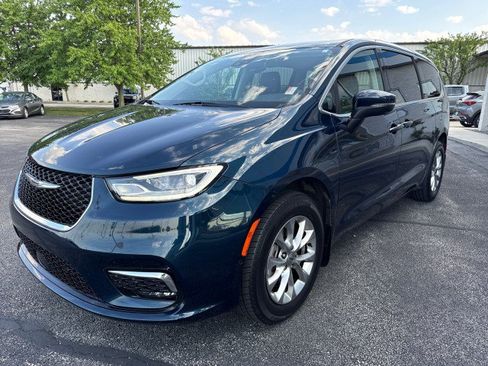 Used 2023 Chrysler Pacifica Touring-L AWD/4WD image 7