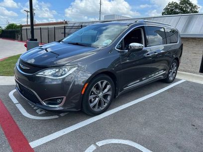 Used 2019 Chrysler Pacifica Limited w/ Tire & Wheel Group