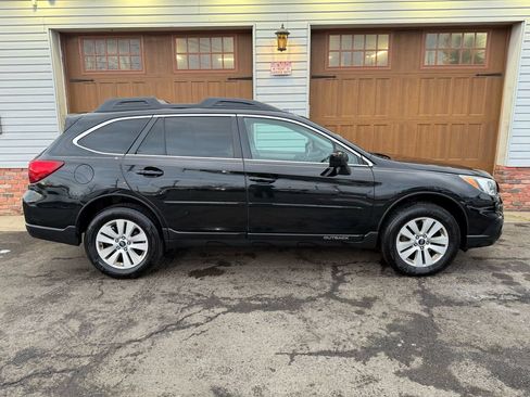 Used 2017 Subaru Outback 2.5i Premium image 2