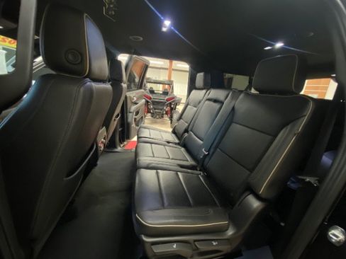 Used 2023 GMC Yukon XL SLT AWD/4WD image 11