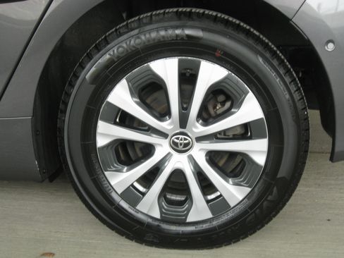 Used 2021 Toyota Prius LE image 24