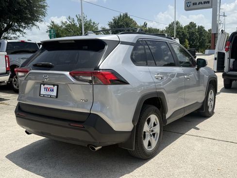 Used 2021 Toyota RAV4 XLE w/ Convenience Package FWD image 5