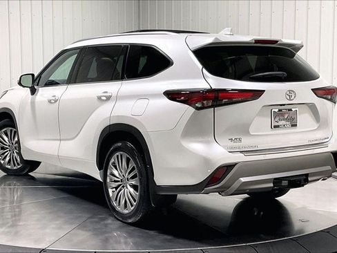 Used 2024 Toyota Highlander Platinum AWD/4WD image 12