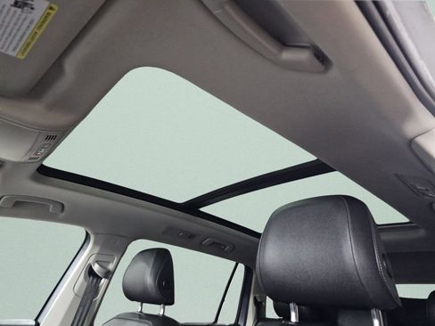 Used 2020 Volkswagen Tiguan SEL AWD/4WD image 8