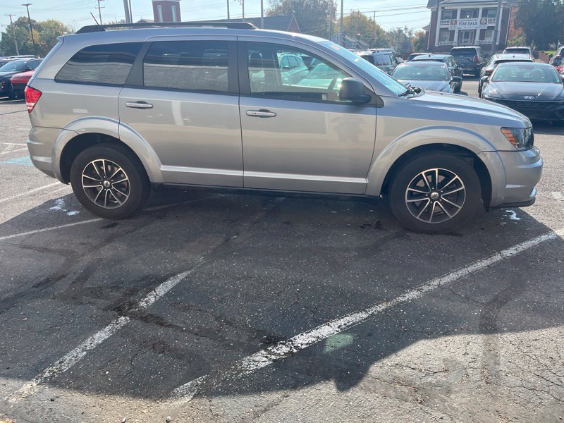 Used 2018 Dodge Journey SE w/ Connectivity Group FWD image 4