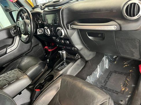 Used 2015 Jeep Wrangler Unlimited Rubicon AWD/4WD image 15