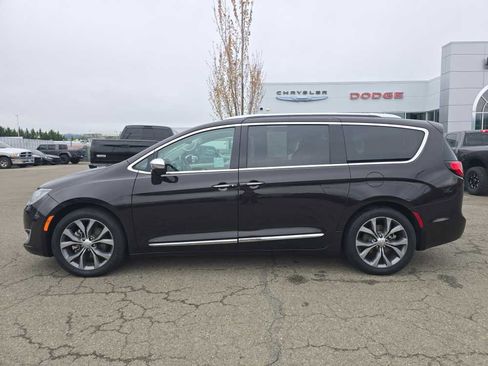Used 2017 Chrysler Pacifica Limited w/ UConnect Theater Package FWD image 2