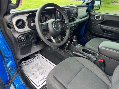 Used 2024 Jeep Gladiator Sport image 11