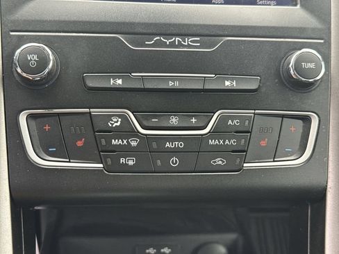 Used 2020 Ford Fusion SE AWD/4WD image 29