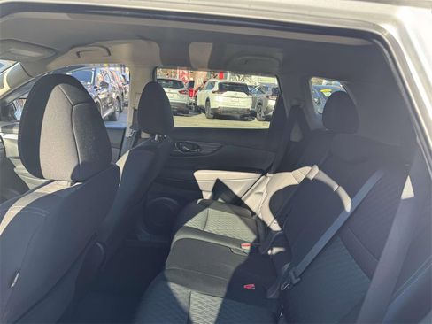 Used 2020 Nissan Rogue SV image 11