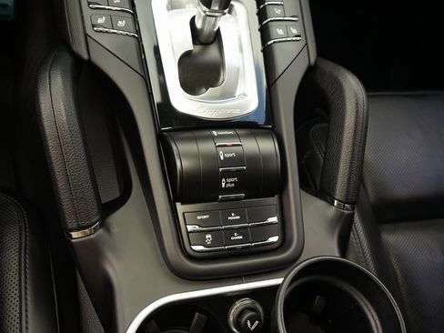 Used 2017 Porsche Cayenne S image 17